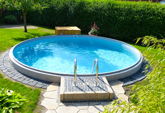 Foto della realizzazione di una piscina interrata in lamiera d'acciaio circolare Skyblue Relax 500