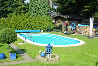 Foto della realizzazione di una piscina interrata in lamiera d'acciaio ovale Skyblue Comfort 700